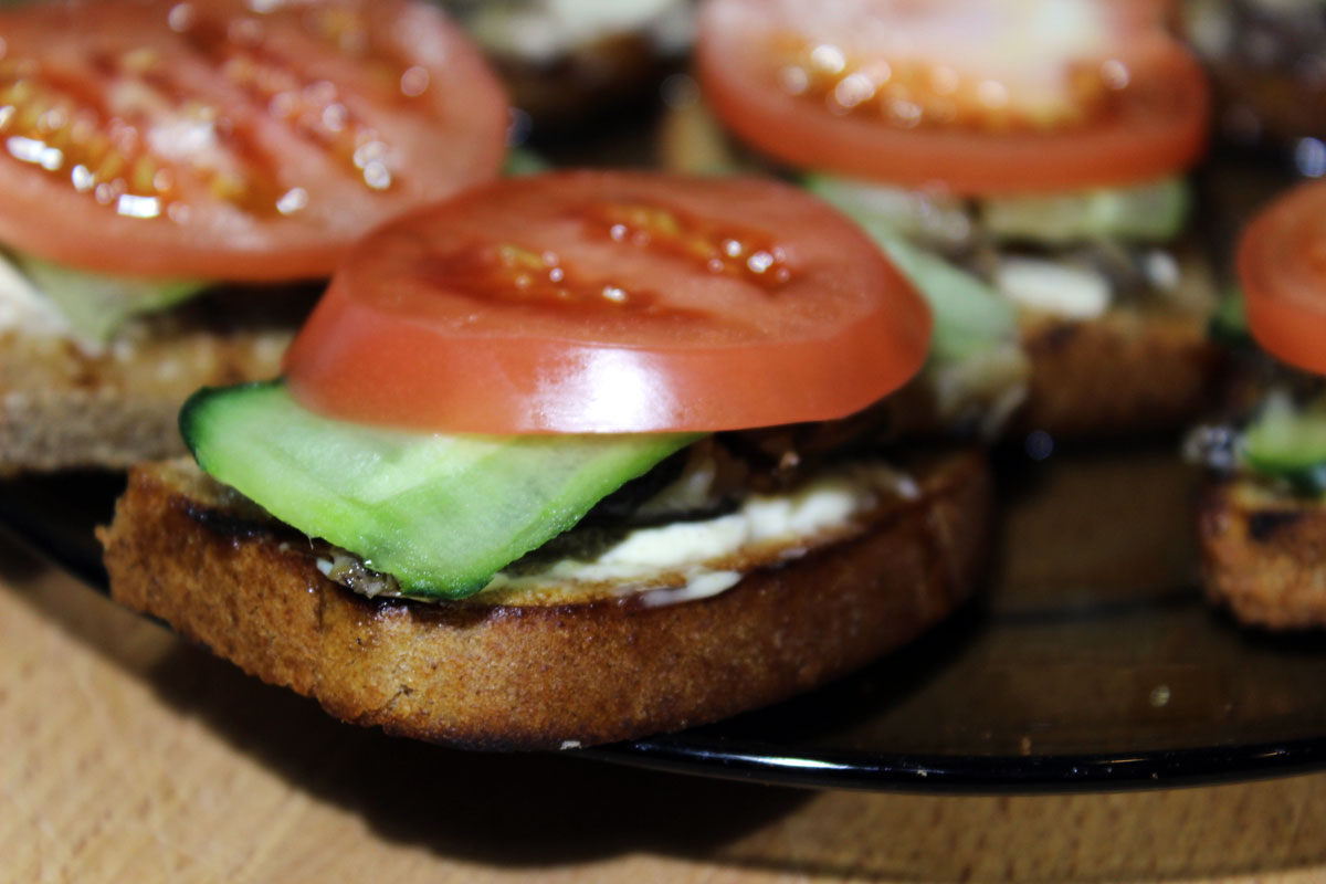 Бутерброды с помидорами и огурцами