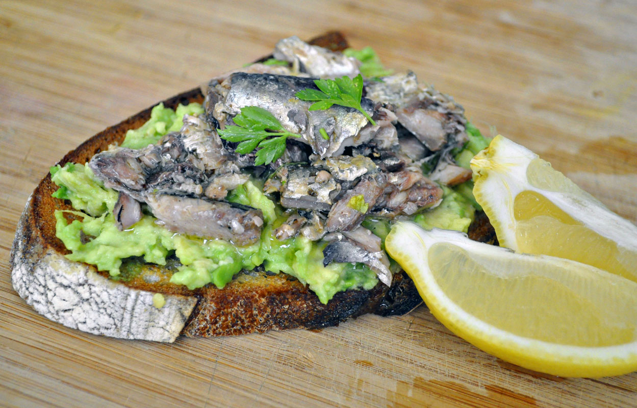 Бутерброды с сардинами или семгой