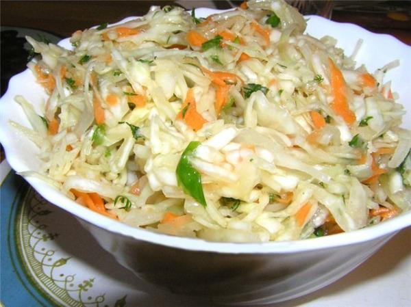 Салат из белокочанной капусты с яблоками и сельдереем