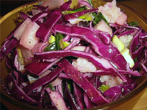 Салат из краснокочанной капусты с яблоками