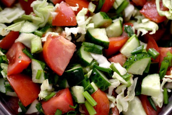 Салат из квашеной капусты с луком-пореем