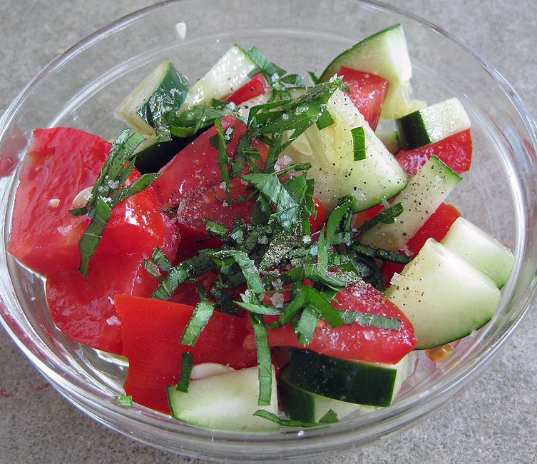 Салат из помидоров, огурцов и сладкого перца