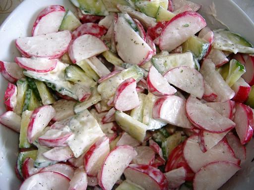 Салат из редиски со сметаной и желтком