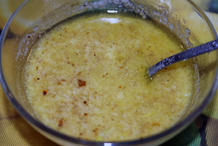 Салат из вареной капусты с орехами и чесноком