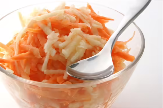 Салат из яблок и моркови с орехами