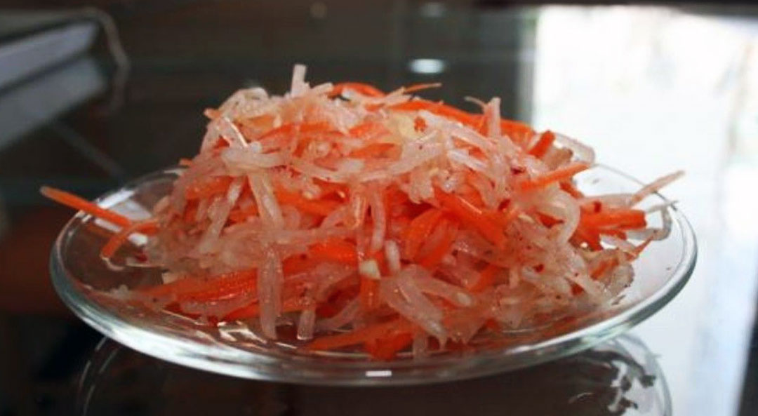 Салат освежающий с редькой