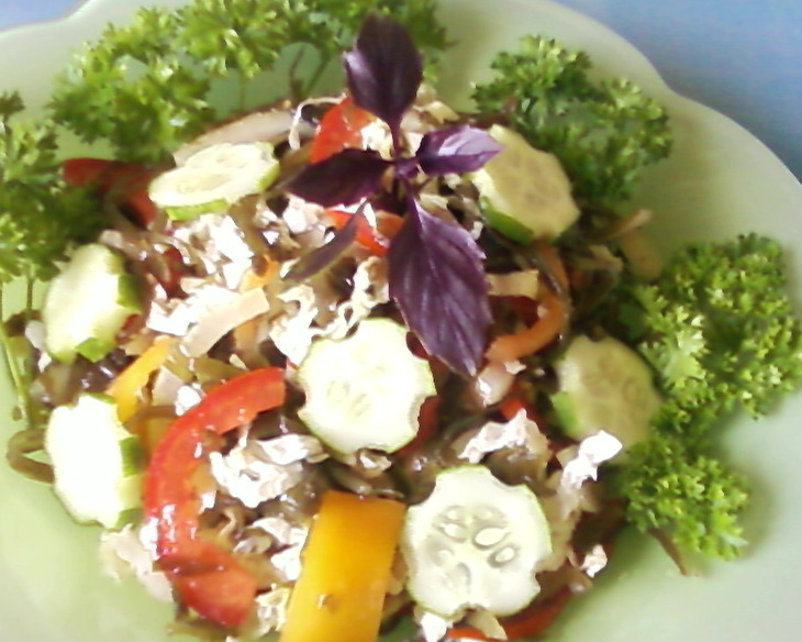 Салат овощной с консервированной морской капустой