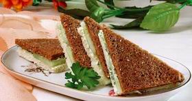 Закусочные сандвичи с сыром и колбасой