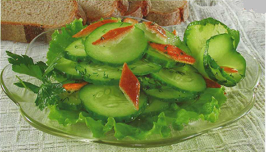 Зеленый салат с маслом и уксусом