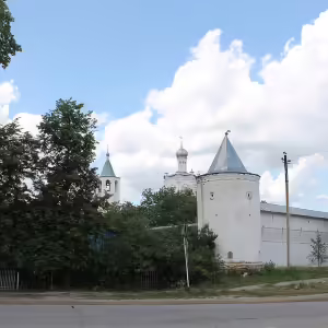 Стены монастыря со стороны одноимённой площади в Солотче