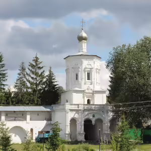 Надвратная церковь Святого Иоанна Предтечи (вид со стороны монастыря)